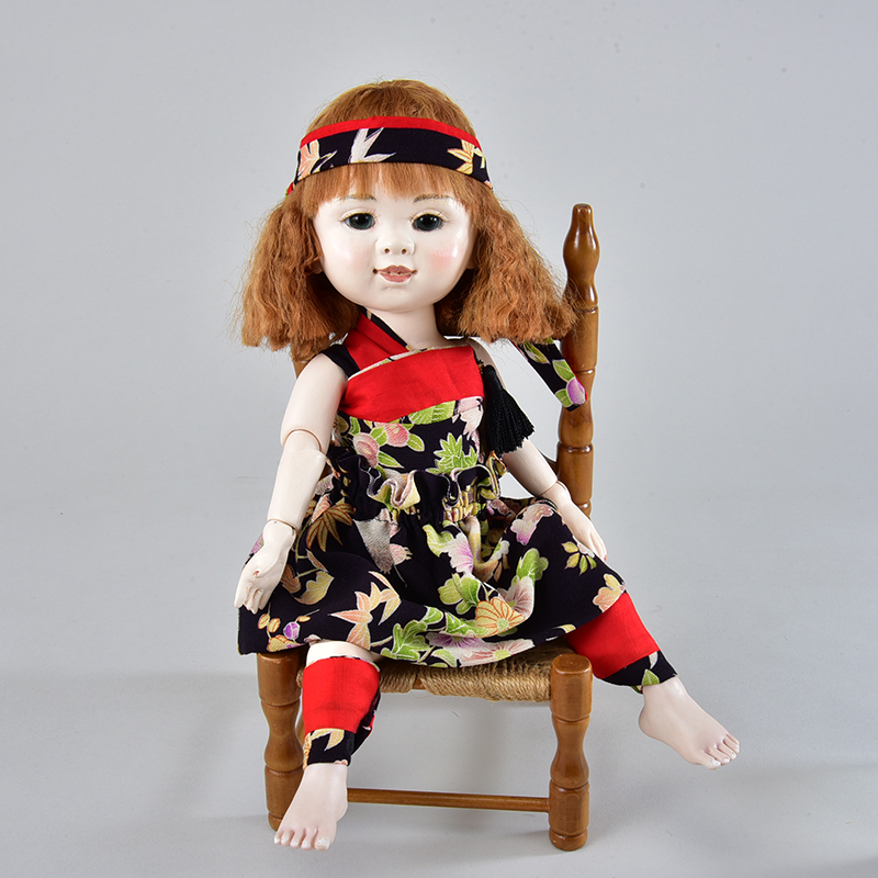 創作粘土人形・椅子に座る少女