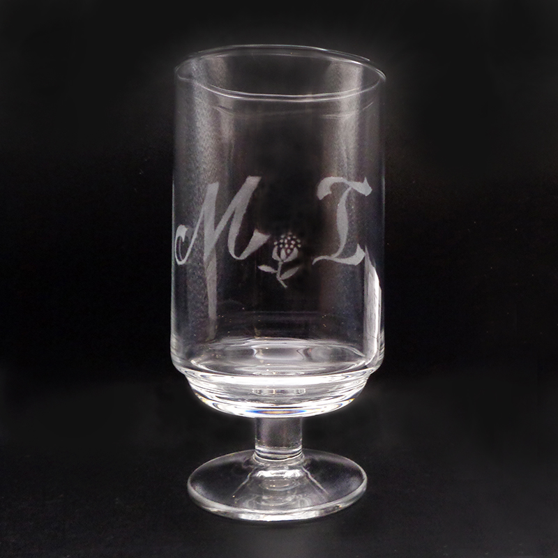 グラスにイニシャル