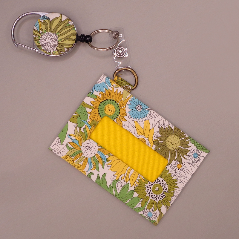 リバティプリントのパスケースとリール