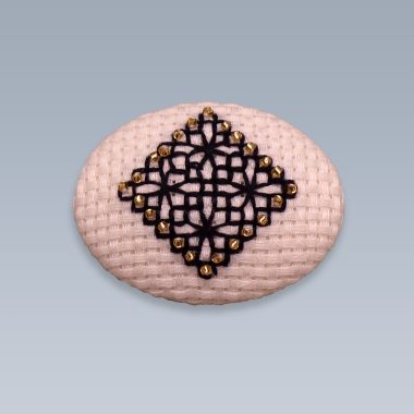 スクエア模様のブローチ