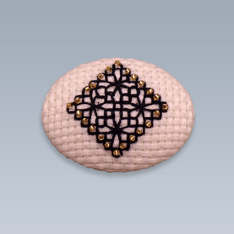 スクエア模様のブローチ