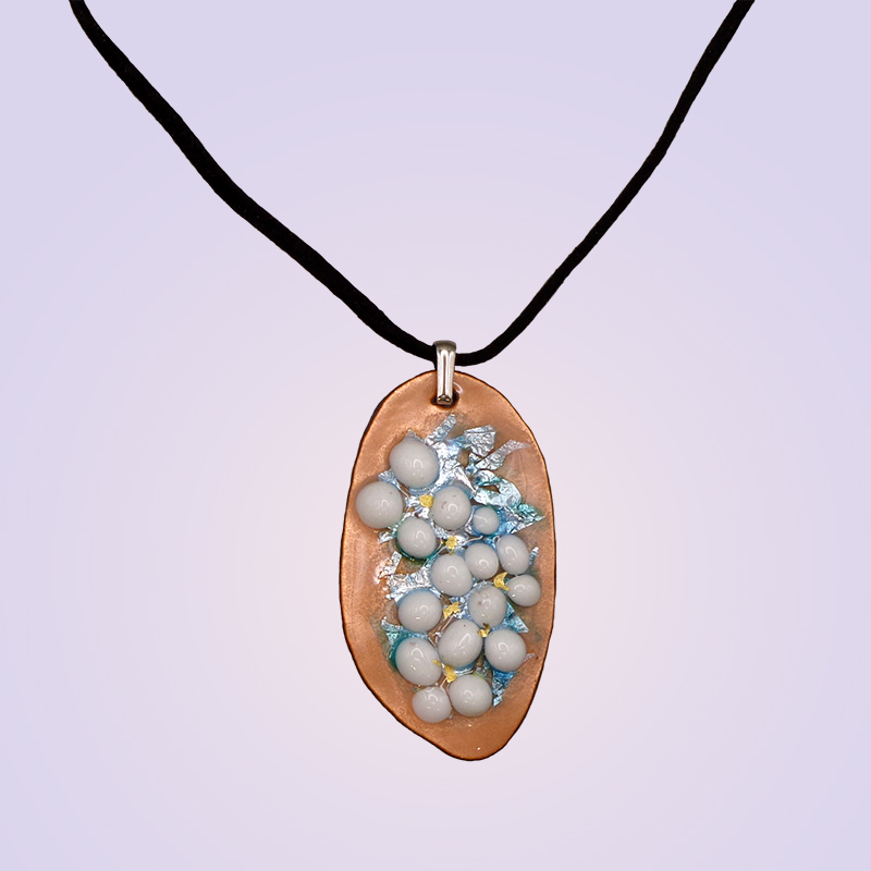 白い花のペンダント