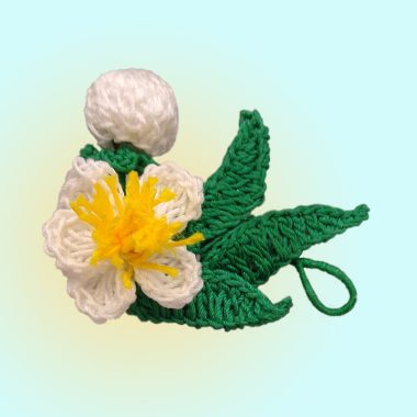 お茶の花のブローチ