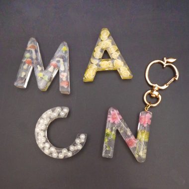 おしゃれなチャームイニシャル