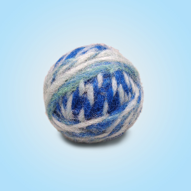 自分で紡いだ毛糸玉ストラップ