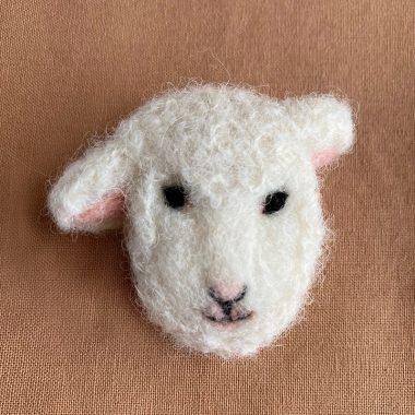 くるくる巻き毛の羊ブローチ